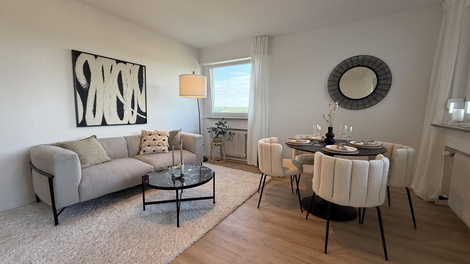 Einziehen statt renovieren: Frisch modernisierte 2-Zimmer-Wohnung mit Panoramablick – Wohn-/Esszimmer