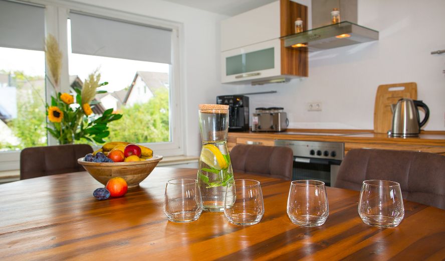 Möblierte, helle 4-ZKB mit Balkon. WG möglich – Foto 7