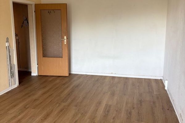 Renovierungsbedürftige 2- Zimmer Wohnung * 6.2 *