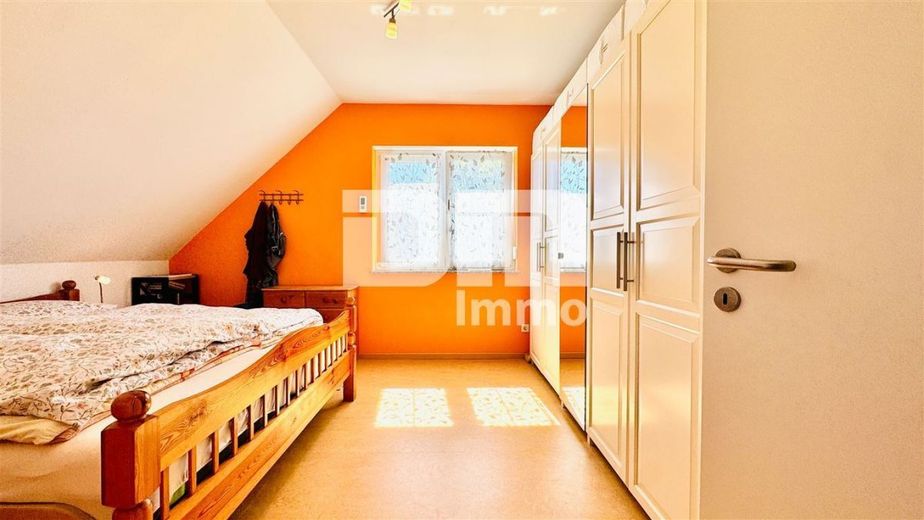 Modernes Familienglück nahe KfW 55-Standard mit Terrasse, Carport und Parkplatz – OG / DG Schlafzimmer