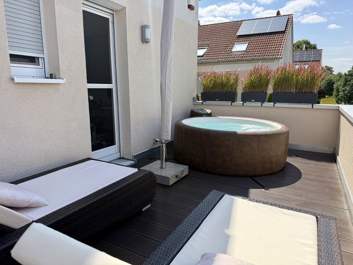 Trasferirsi e sentirsi a casa: casa a schiera di testa KfW-55 con giardino e ampia terrazza sul tetto – Dachterrasse