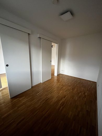 Licht 2-kamerappartement met balkon, inbouwkeuken & ondergrondse parkeerplaats in Ingolstadt – Schlafzimmer