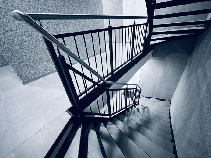 Exklusive 3,5 Zimmer Eigentumswohnung mit gehobener Ausstattung KfW-40-Plus nähe Brombachsee – Treppenhaus