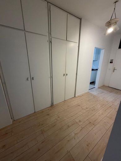 Sonnige Erdgeschosswohnung mit 2 Balkonen – Flur