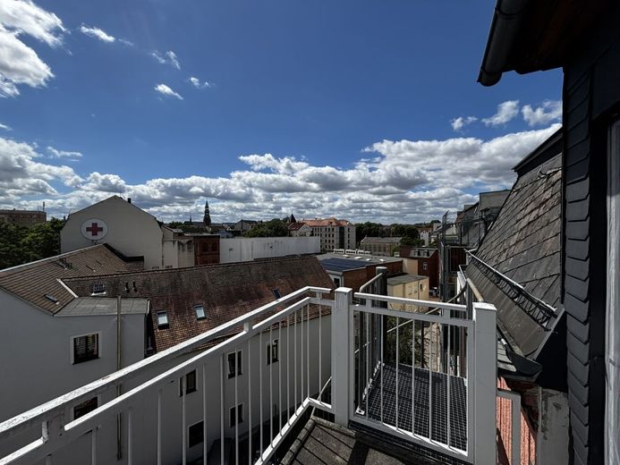 modernisierte/helle und möblierte Dachgeschosswohnung - 1,5 Zi. Küche mit EBK/Wannenbad  - ca. 35m² - zentrumsnah – 260703_ETW_BOS44_Nr.13_021_Balkon