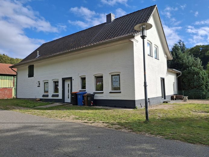Einzelhaus in ruhiger Dorflage – Vorderseite