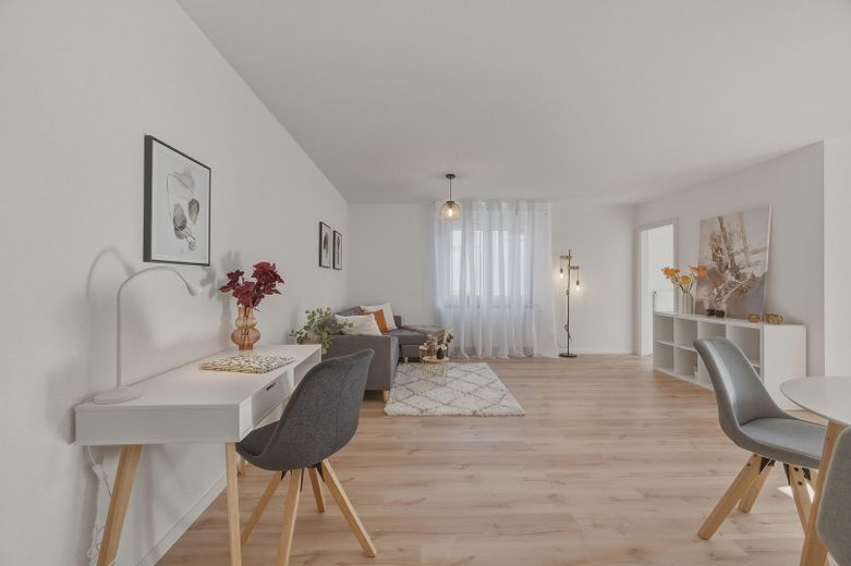 Amore per il giardino! Appartamento ristrutturato di 2 locali libero da subito, con splendido giardino privato e terrazza soleggiata – Wohn- Essbereich 2