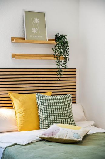 Bett mit Ablage