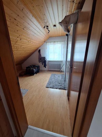 Gemütliche Dachgeschosswohnung 4 Zimmer mit Einbauküche in ruhiger Wohngegend – Schlafzimmer mit Einbaubett