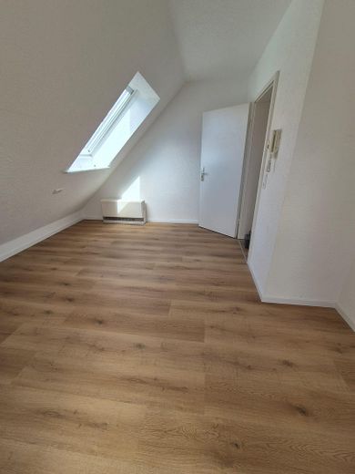 Frisch renovierte 5-Zi.-DG-Wohnung | Balkon | EBK | 85 m² | Schwäbische Alb | provisionsfrei – Schlafzimmer