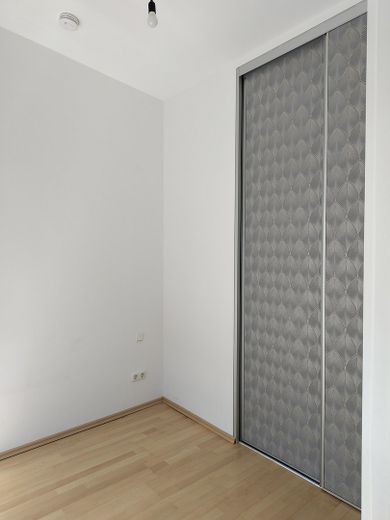 Charmantes Appartement in der Unteren Au. Zentral wohnen in ruhiger Innenhoflage. – Einbauschrank im Schlafzimmer
