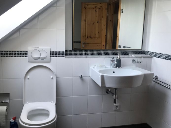 Ein ruhiges Zimmer nur für Frau im Schildow – Bad im DG