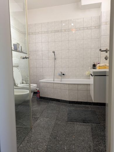 Bad mit Dusche und Wanne