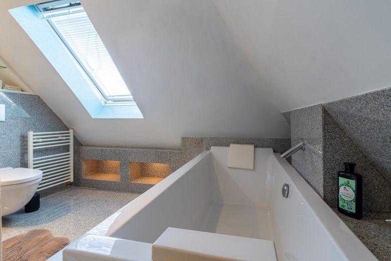 Hochwertiges Einfamilienhaus, 228 Wohnfl., 3 Etg., 5 Schlz., Terrasse, 2 Balkone, 3 Bäder & Sauna – फोटो 24