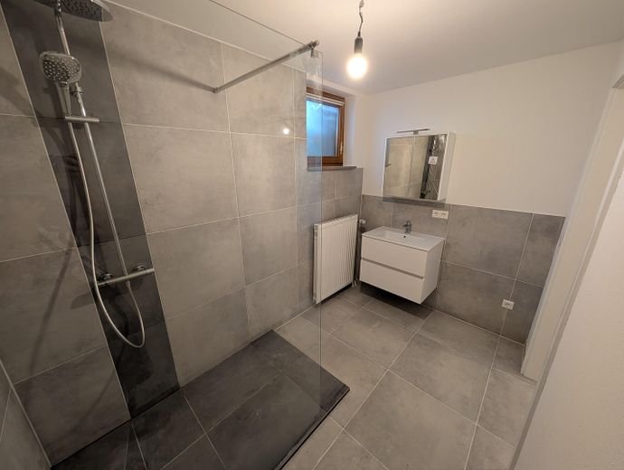 High-quality, bright & perfect for working from home: well-maintained 4-room apartment in Eutingen – Bad