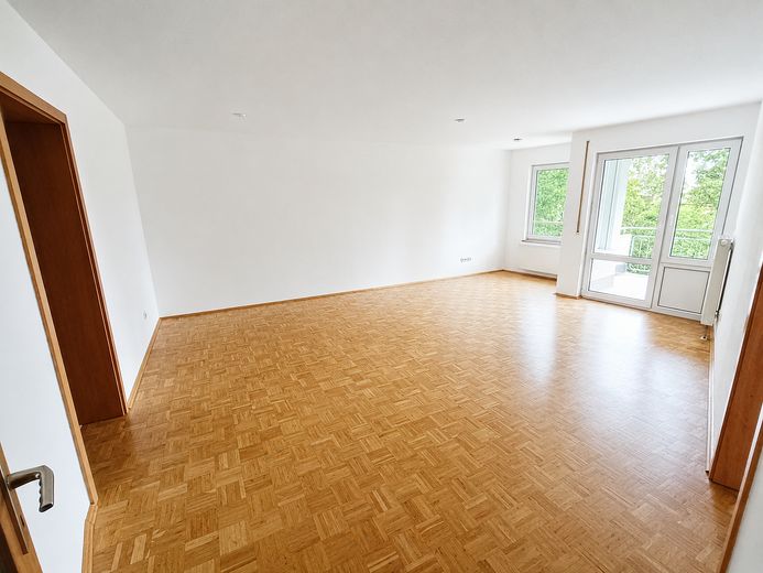 Dresden / Kesselsdorf – prov.frei: 2 Zi. Whg., sep. Küche, Bad (WA+DU), Balkon und TG – Wohnzimmer