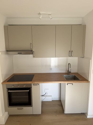 Erstbezug nach Kernsanierung: Moderne 2‑Zimmer Wohnung mit Sonnenbalkon & neuer Einbauküche in Rath – Neue Küchenzeile