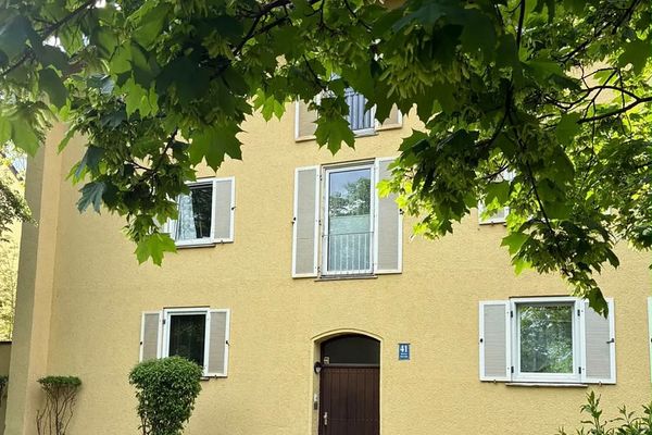 Renovierte 3-Zimmer-Dachgeschosswohnung (WG geeignet)