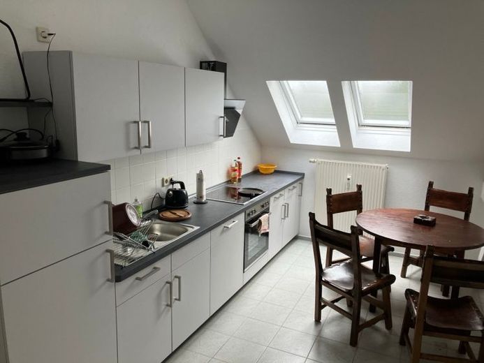 WOHNEN im Dachgeschoss - modetne EBK *** Bad mit Fenster + Wanne ! – Foto 1