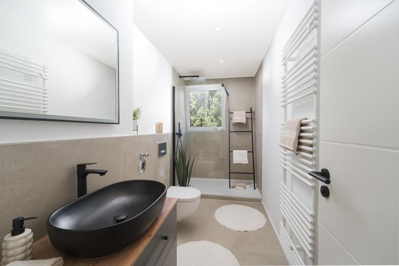 Primera ocupación tras una renovación de alta calidad – moderno piso de 3 habitaciones con balcón orientado al sur – Badezimmer