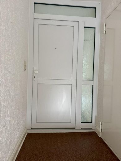 Yeni baştan tamamen yenilenmiş, oturma mutfaklı, yeni ankastre mutfaklı ve güneşlenme teraslı 3 odalı çatı katı dairesi Eller’de – Wohnungstür