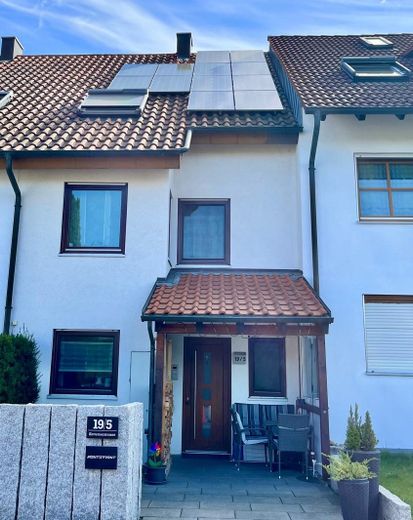 Modernisiertes Split-Level-Reihenhaus mit Garten, Kamin, PV-Anlage & Tesla Powerwall in Bernhausen – Hofeingang
