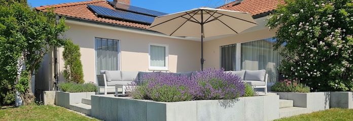 Moderner Bungalow mit großem Garten, viel Privatsphäre und A+ – Sonnige Terrasse