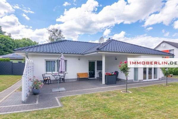IMMOBERLIN.DE - Attraktiver Bungalow mit Sonnengarten & Garage