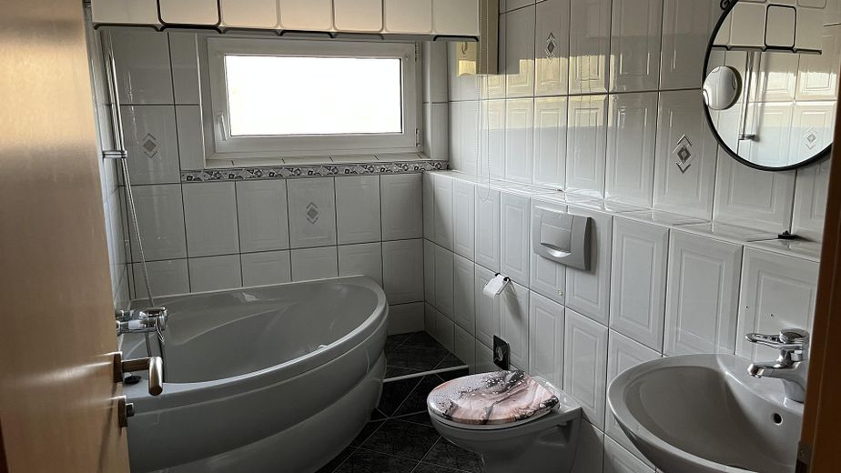 Bright 3-room apartment with fireplace & extra room in Gummersbach – available immediately – Badezimmer