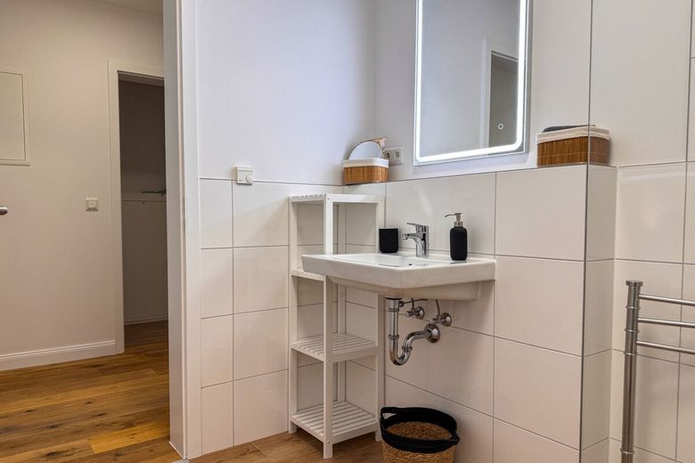 Wohnen wie im Haus: Ebenerdig 3 Zimmer mit Garten u. Tiefgarage am Bürgerpark im Neubau von 2023 – Bad