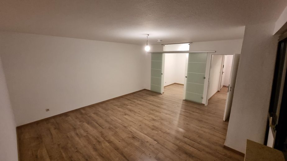 Stylish living above the rooftops of Coburg – modern 1.5-room apartment in Hahnweg – Wohnzimmer_1