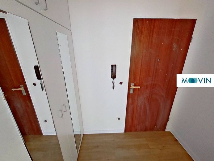 Renovated 1-Room Apartment with Balcony, Fitted Kitchen and Modern Shower Bathroom – Ansicht I: Eingangsbereich