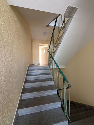 SW-Stadt semtinde keyifli daire: 2 oda, 3. kat, asansör, camlı balkon – Treppe mit Wohnungstür
