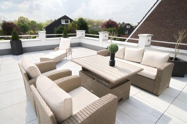 First-time occupancy: Generously proportioned maisonette with top quality fittings and furnishings, 100m² roof terrace, high quality bathroom and much more