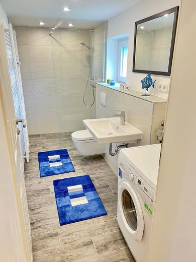 Bad mit begehbarer Dusche/WM