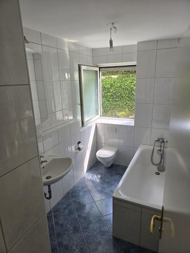 Abitare come in una casa propria – Tageslichtbad mit Vollbadewann