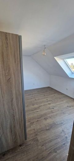 Attraktive, neuwertig sanierte 3-Zimmer-Dachgeschosswohnung in zentraler Lage von Vinningen – Sclafzimmer 2