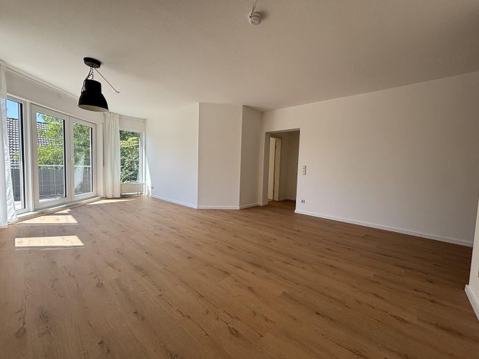 Helle, ruhige, großzügige 2-Zi-Wohnung mit größerem Balkon und PKW-Stellplatz, kleinere Wohneinheit – Wohnzimmer Impression