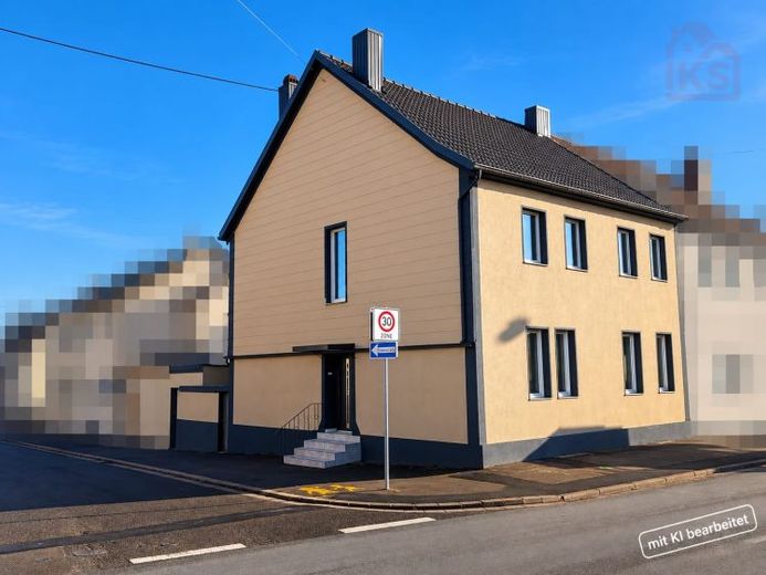 Modernized end-terrace house in Völklingen – 150 m², 5 rooms, terrace & garage – Photo 1