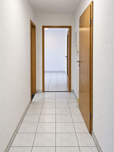 Licht 2-kamerappartement met inbouwkeuken, balkon en parkeerplaats in de ondergrondse garage – Flur