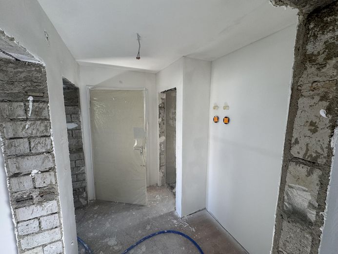 Freshly renovated 2-room apartment with kitchen and bathroom in Augsburg-Göggingen – Flur (Baustelle)
