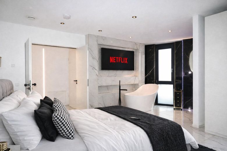Modern Living -Garten & Mietkauf Möglich – Schlafzimmer mit Flügeltür