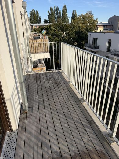 Lichtenberg'de geniş manzaralı modern yaşam: 4 oda, yerden ısıtmalı yeni bina – Balkon