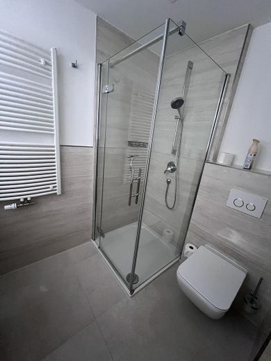 Möblierte, helle und lichtdurchflutete 2-Zimmer-Wohnung in begehrter Altstadtlage – Bad
