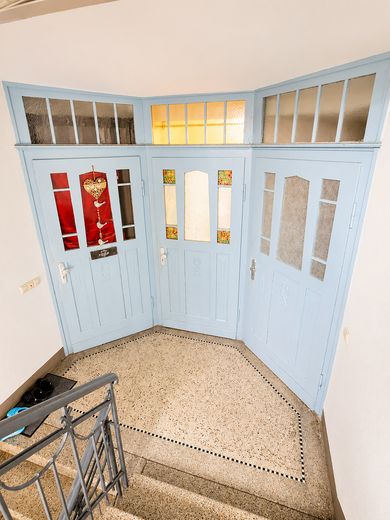 Clevere Kapitalanlage: Charmante 1-Zimmer-Wohnung in der Nähe historischer Kirche – Treppenhaus