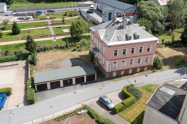 Edificio storico residenziale e commerciale al confine – attività commerciale, abitazione e potenziale di sviluppo