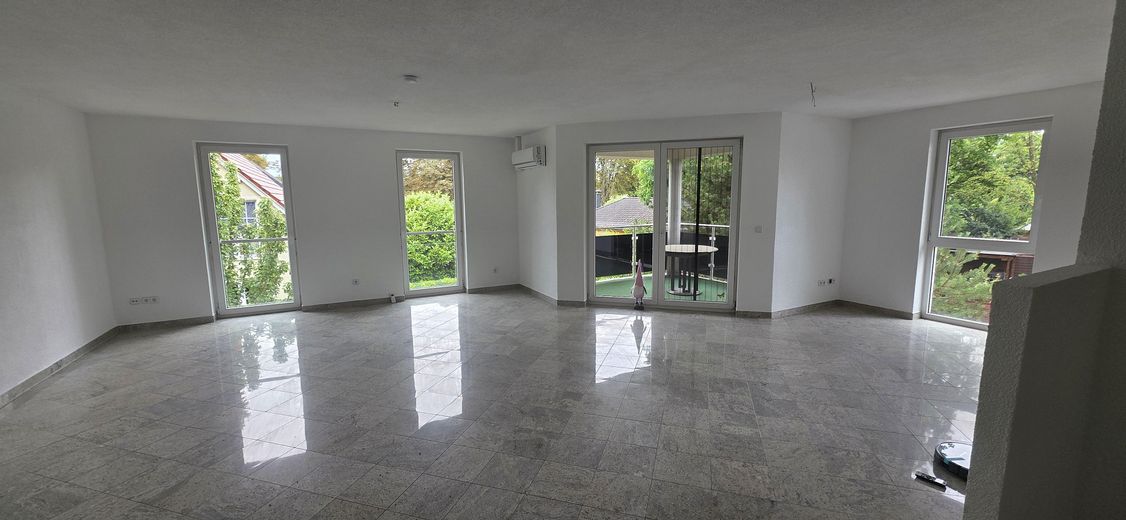 Casa residenziale e commerciale rappresentativa, non affittata, su terreno di 948 m² – Wohnung 1 OG Raum 1