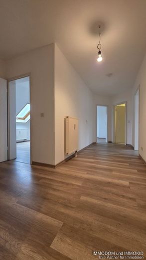 3-Zimmer-Dachgeschoss-Wohnung mit EINBAUKÜCHE in Zwickaus Nordvorstadt an KAPITALANLEGER zu verkaufen! – Flur