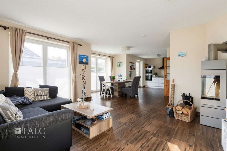 Modernes Kapitänshaus mit Kanalblick in Rendsburg – Wohnzimmer mit Essbereich und Küche