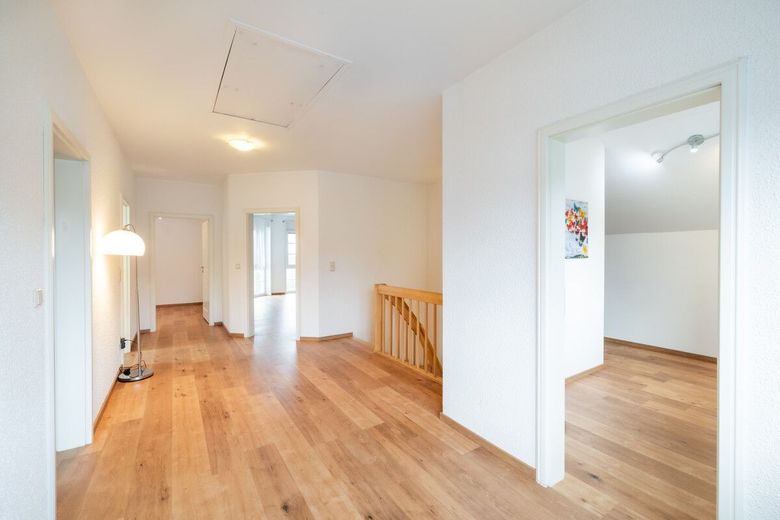 Einfamilienhaus mit Einliegerwohnung, Doppelgarage und Garten. Willkommen in Horhausen! – Wohnflur im Dachgeschoss
